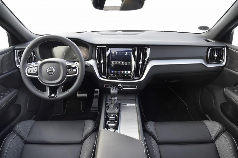 Торпедо Volvo V60 D3 R-Design 2018 года  (WW) (фото 4 из 29)